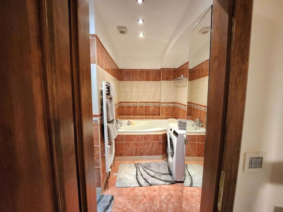 Spacious Apartment 6Min From The Dancing House Прага Экстерьер фото