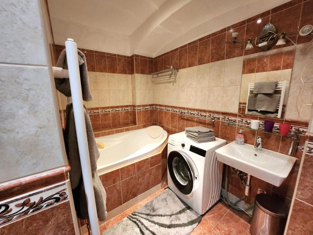 Spacious Apartment 6Min From The Dancing House Прага Экстерьер фото
